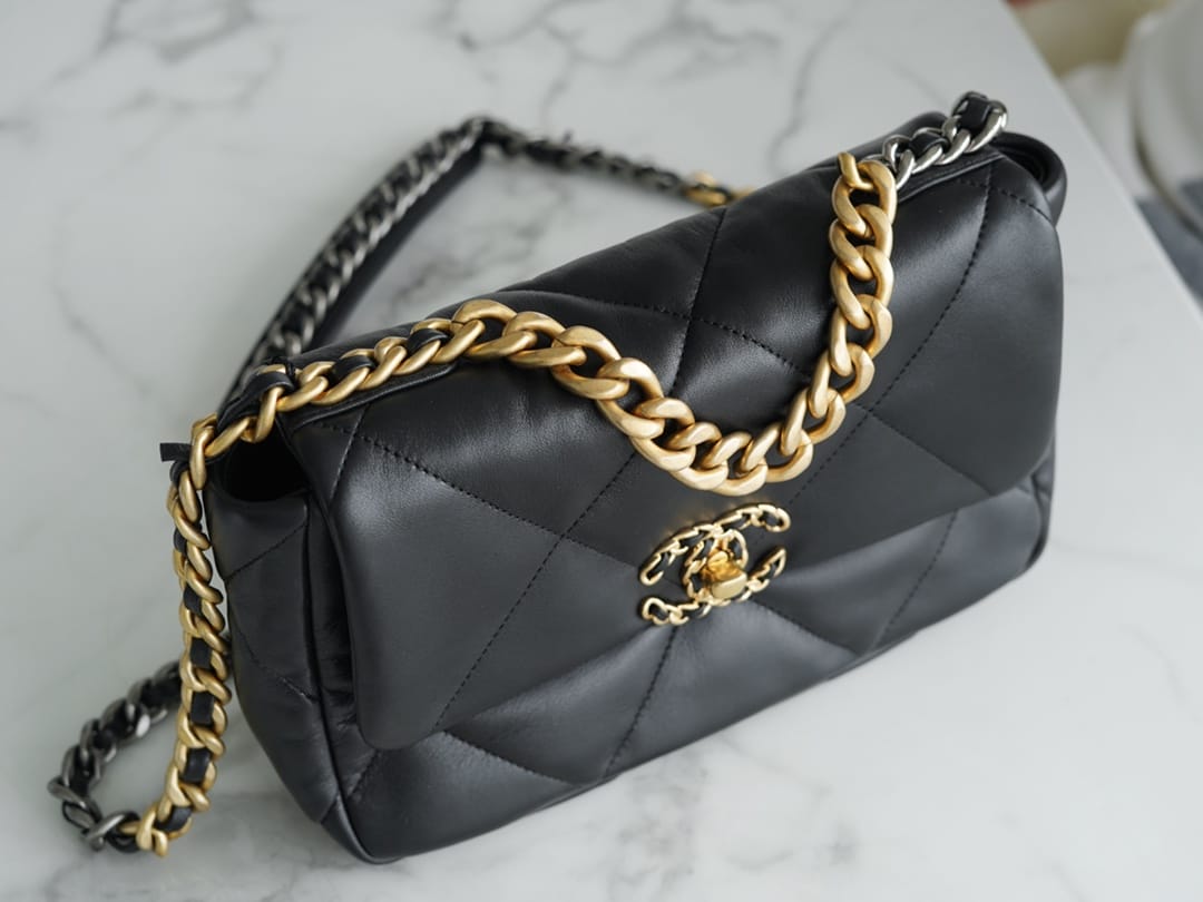 BC- 19BAG AS1160 Black Gold Buckle Bag Small 26CM