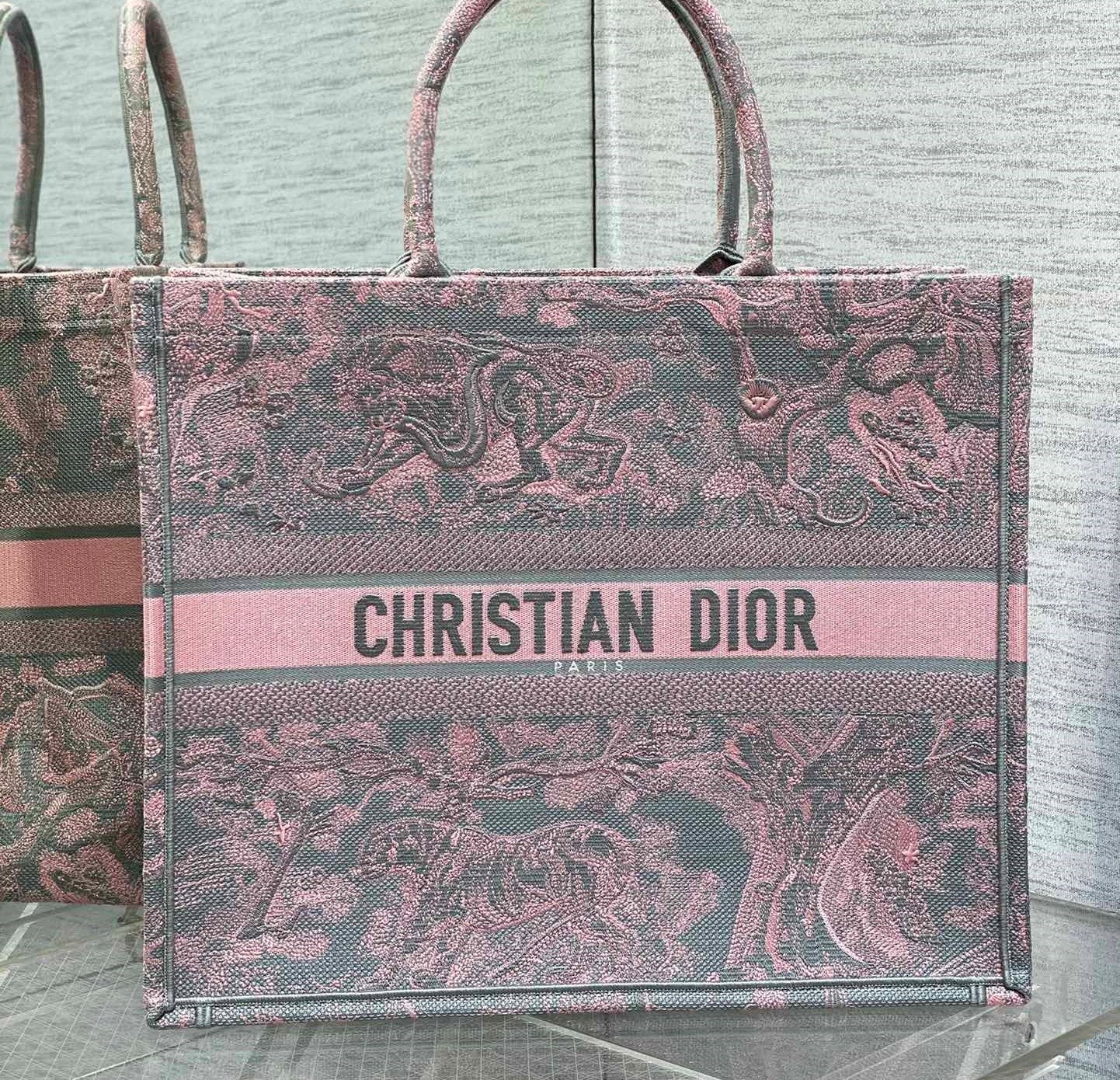 BD- Book and Pink Reverse Embroidery - 42 x 35 x 18.5 cm