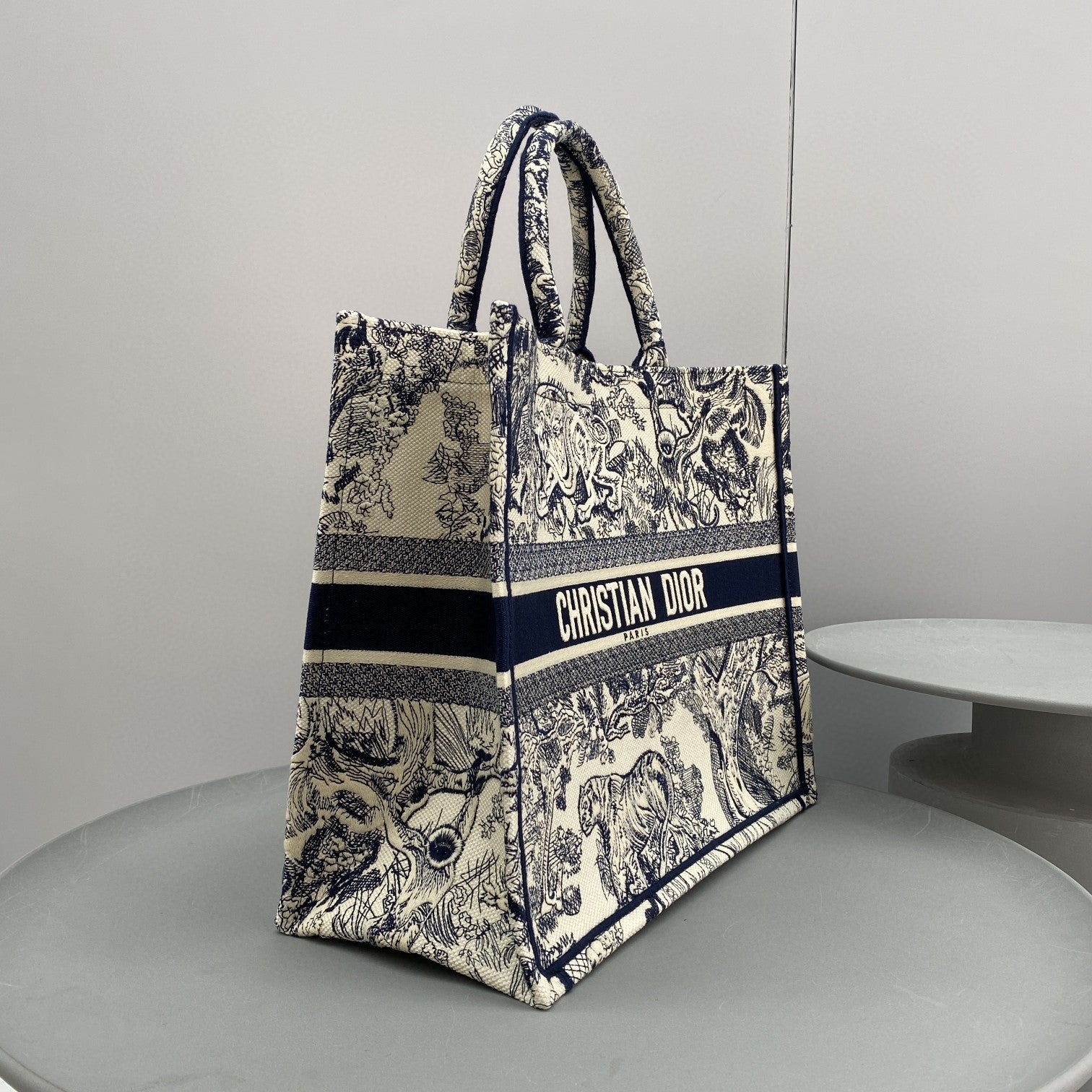BD- Book Tote Large Blue Embroider - 42 x 35 x 18.5 cm