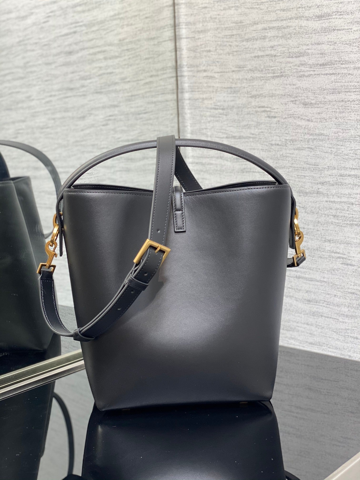 BY- Le 37 In Black Shiny Leather - 20 X 25 X 16 CM