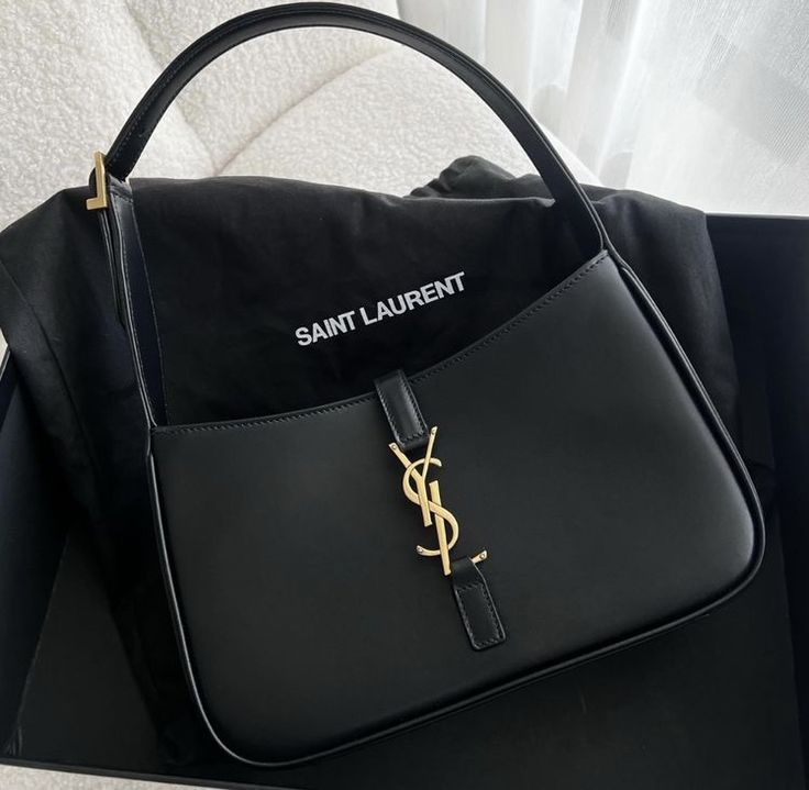 Saint Laurent Le 5 ?¡ì?¨¨ 7 Hobo Bag In Patent Leather - Black - Women