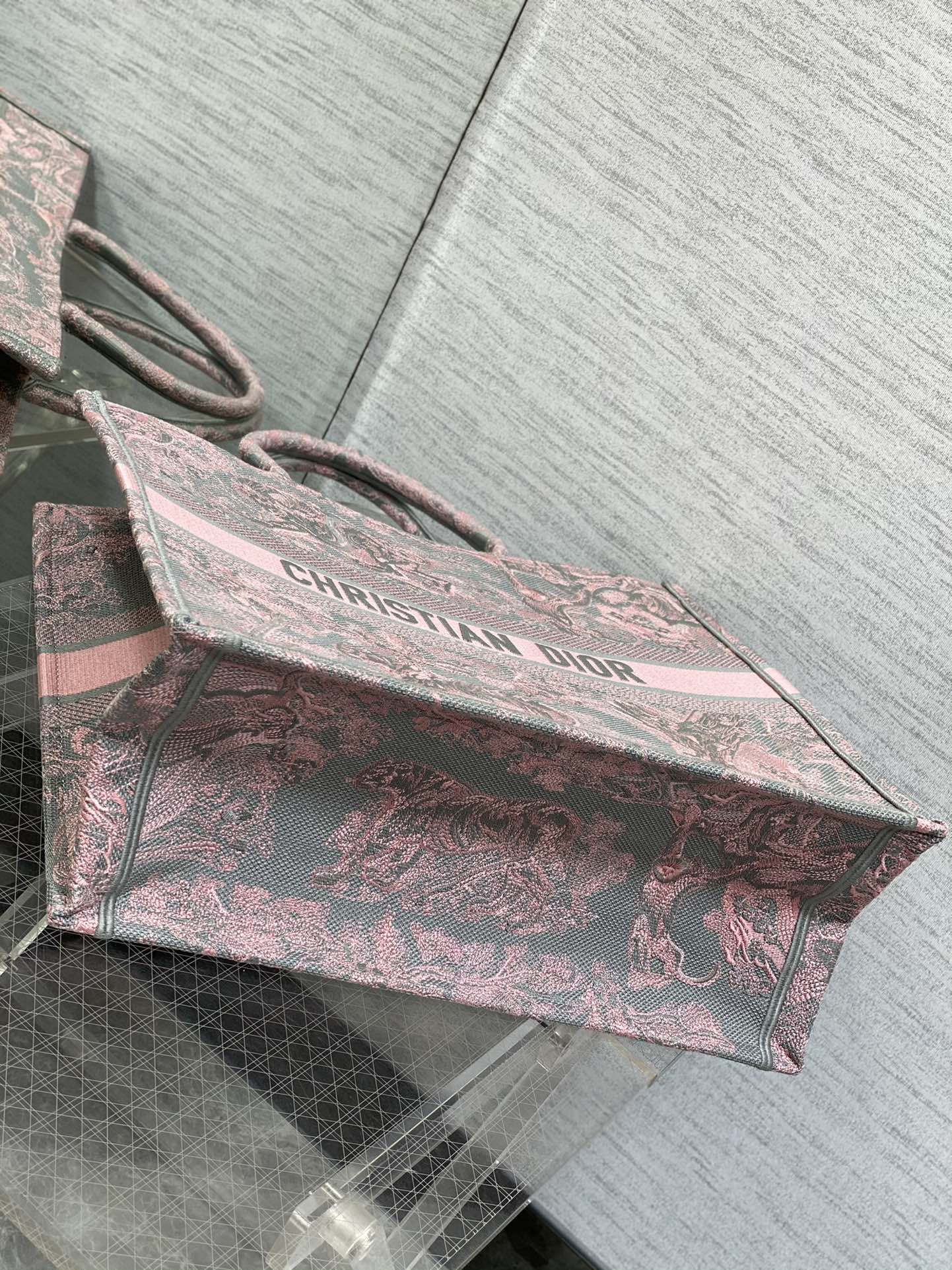 BD- Book and Pink Reverse Embroidery - 42 x 35 x 18.5 cm