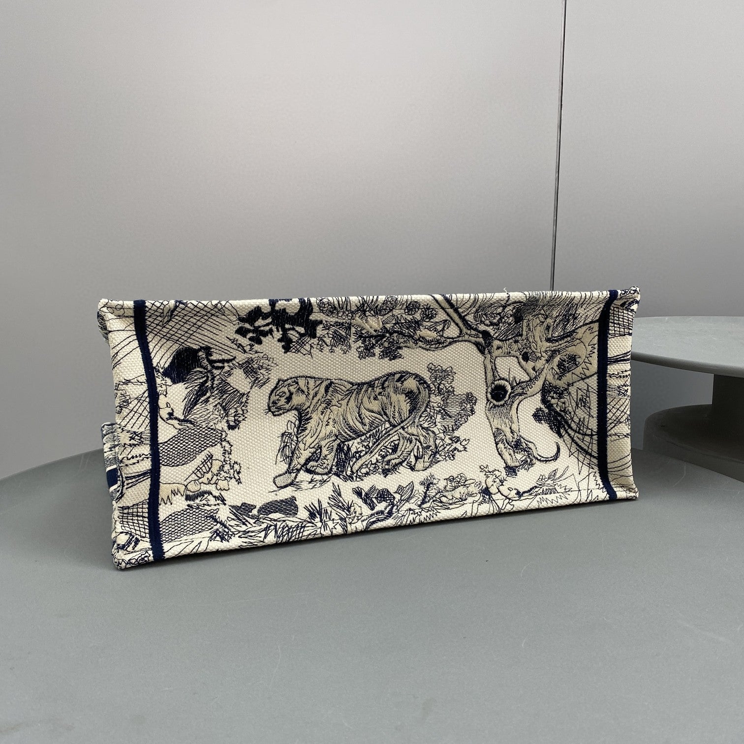 BD- Book Tote Large Blue Embroider - 42 x 35 x 18.5 cm