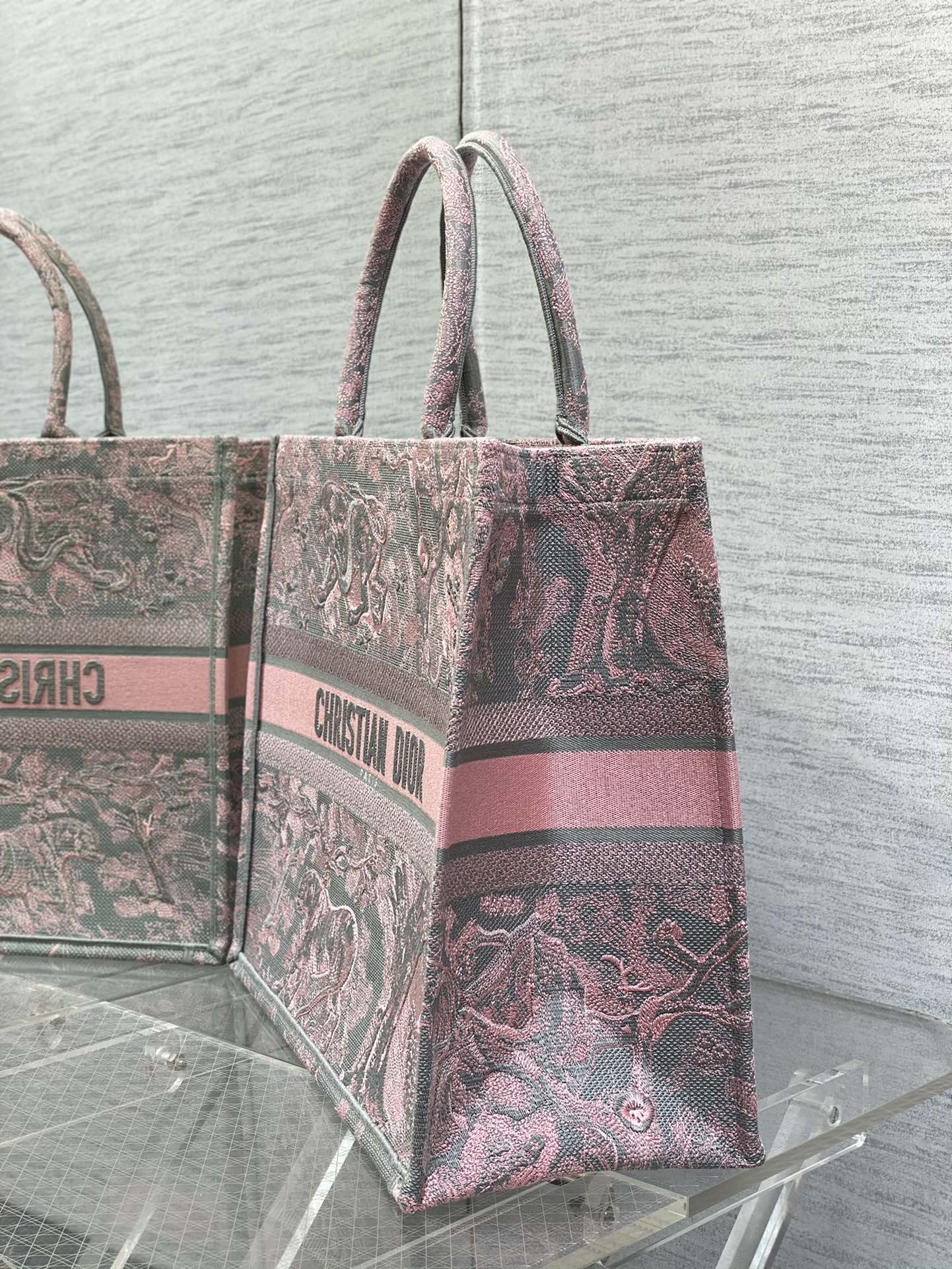 BD- Book and Pink Reverse Embroidery - 42 x 35 x 18.5 cm