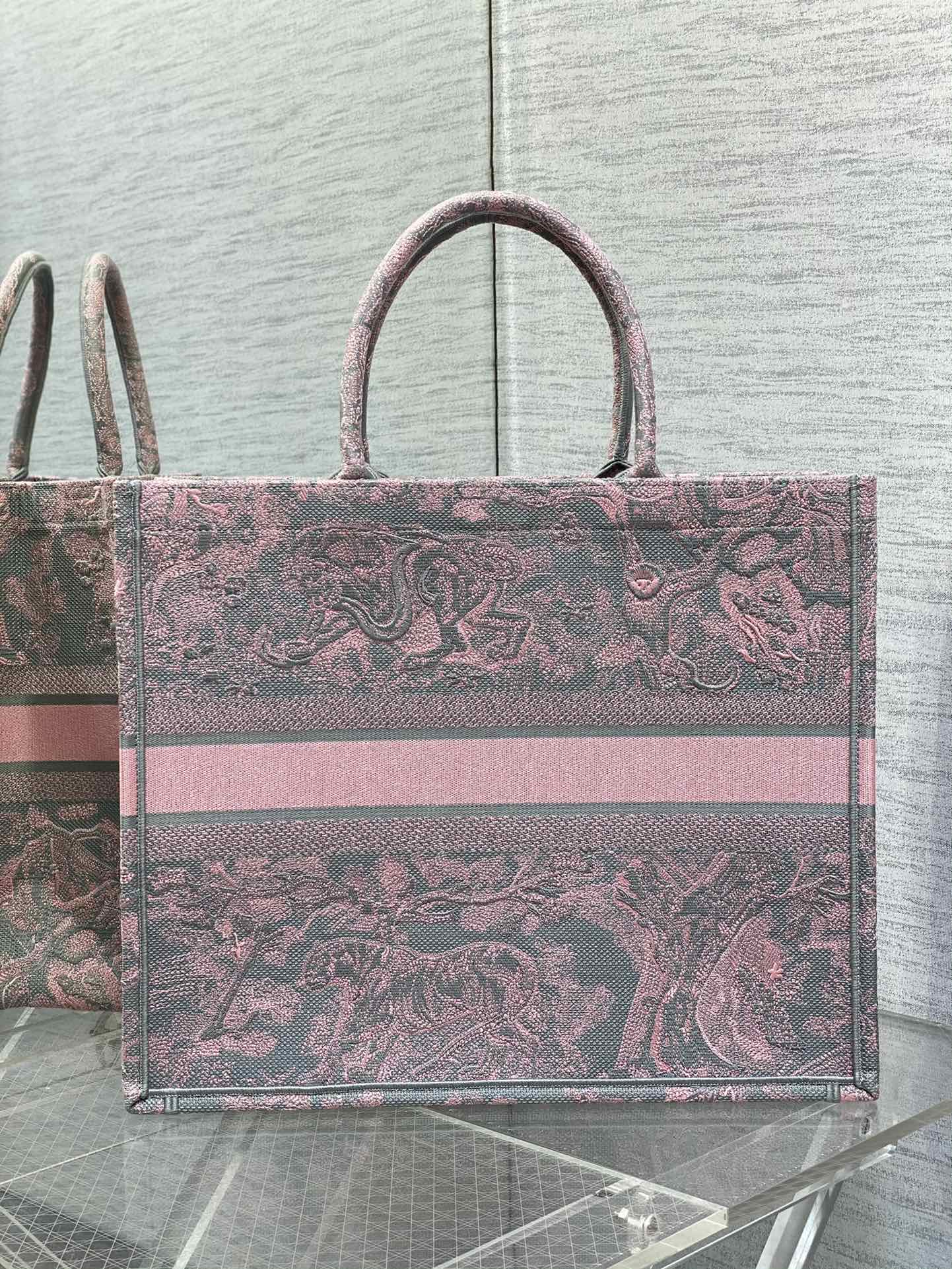 BD- Book and Pink Reverse Embroidery - 42 x 35 x 18.5 cm