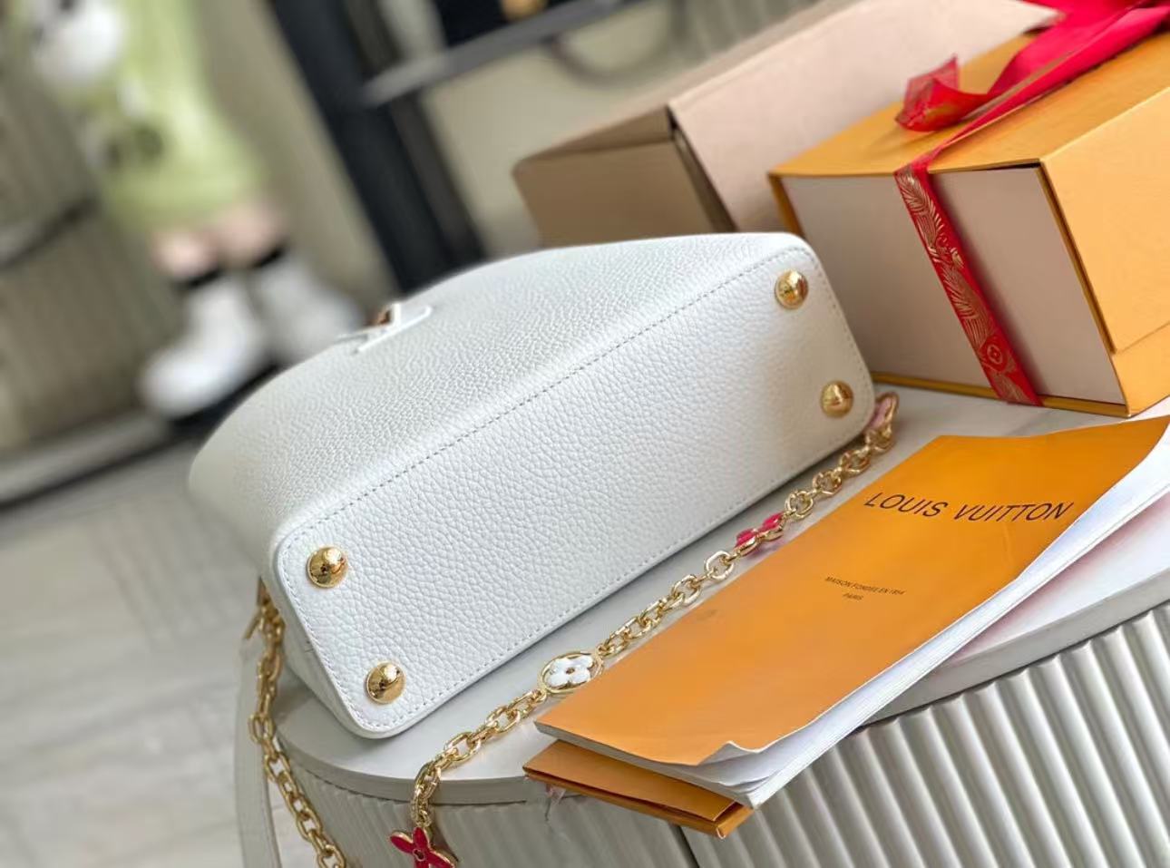 BL- Advanced MM White Flower Strap - 31.5 x 20 x 11 cm