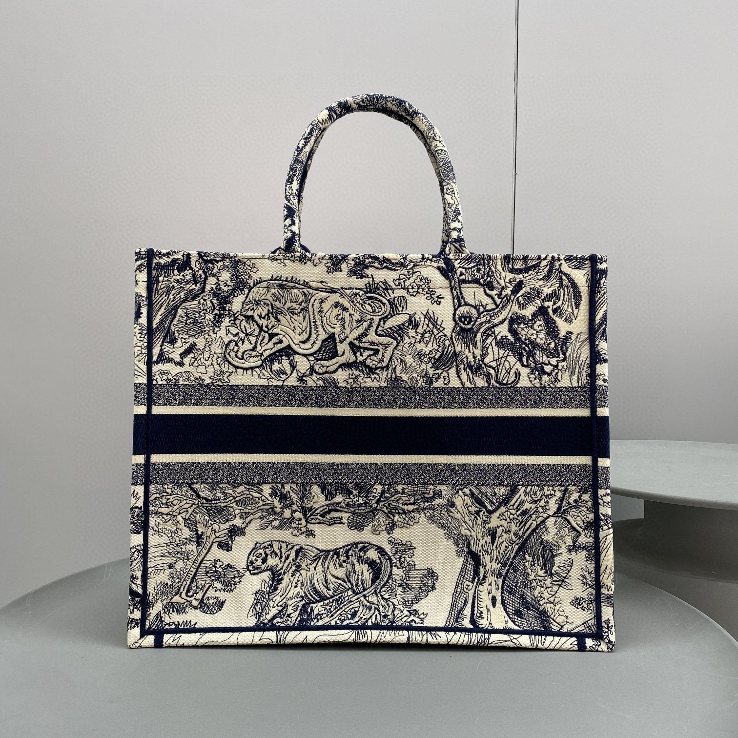 BD- Book Tote Large Blue Embroider - 42 x 35 x 18.5 cm