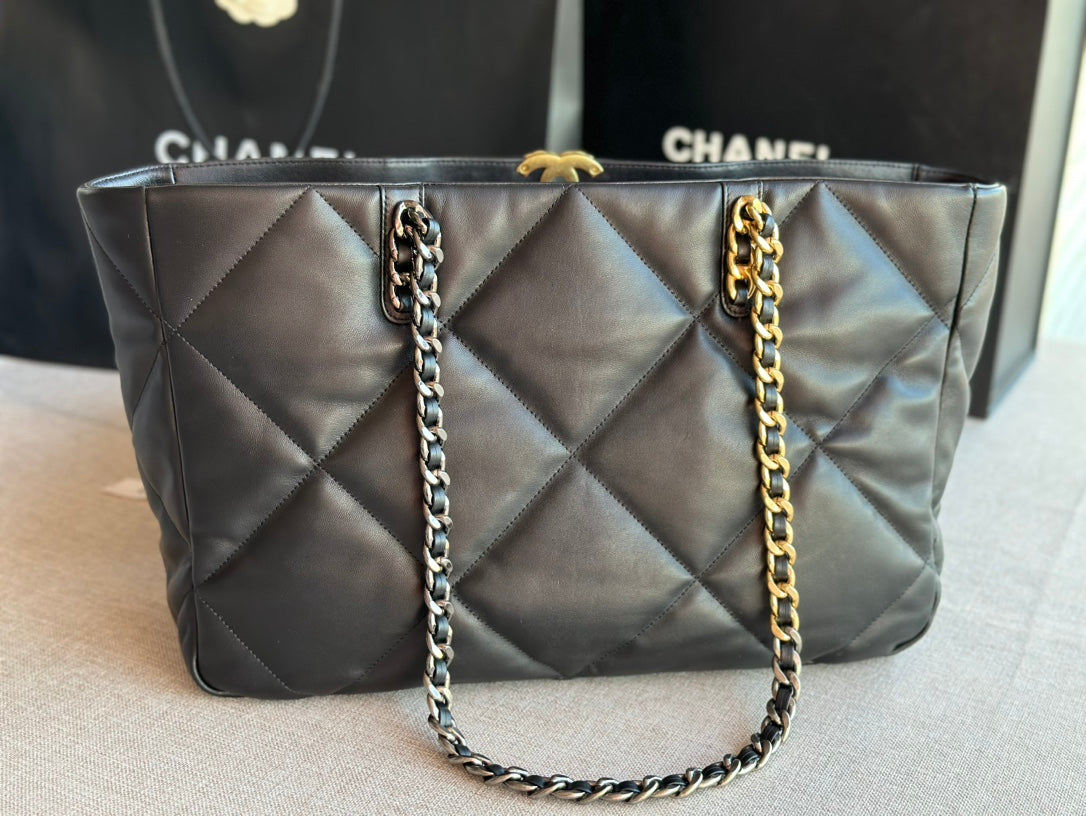 BC-19 Shopping Bag 41 Black Lambskin 24 x 41 x 10 cm