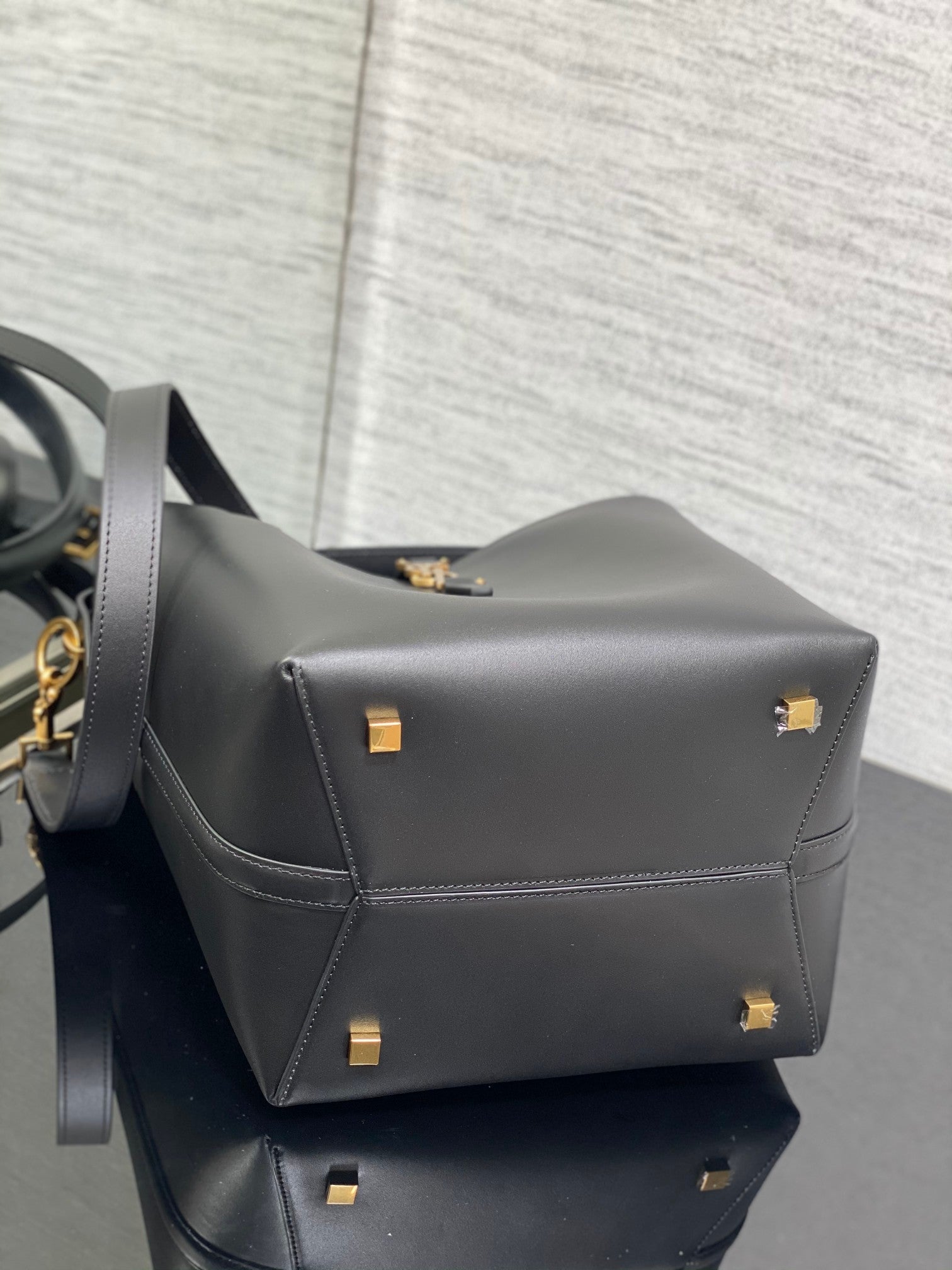 BY- Le 37 In Black Shiny Leather - 20 X 25 X 16 CM