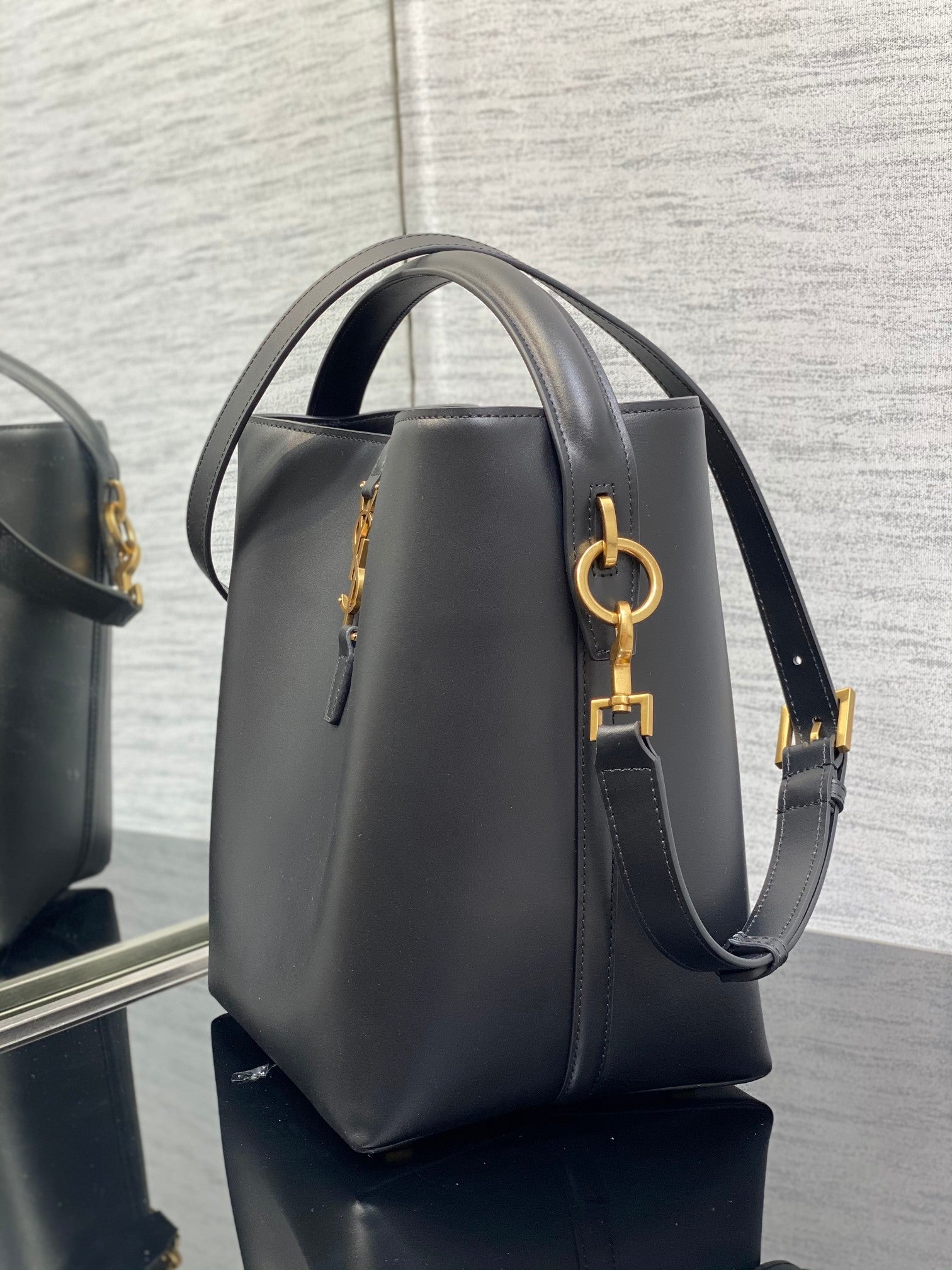 BY- Le 37 In Black Shiny Leather - 20 X 25 X 16 CM