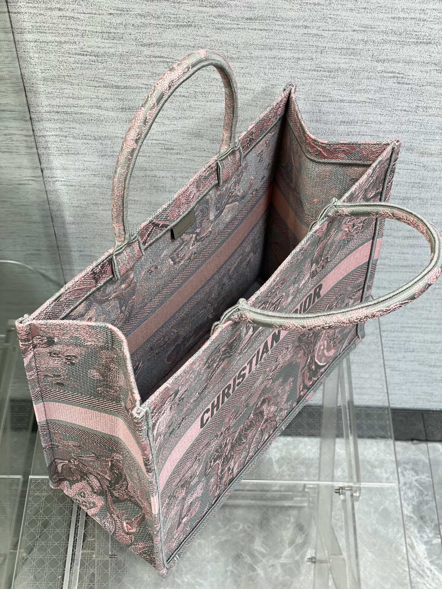 BD- Book and Pink Reverse Embroidery - 42 x 35 x 18.5 cm
