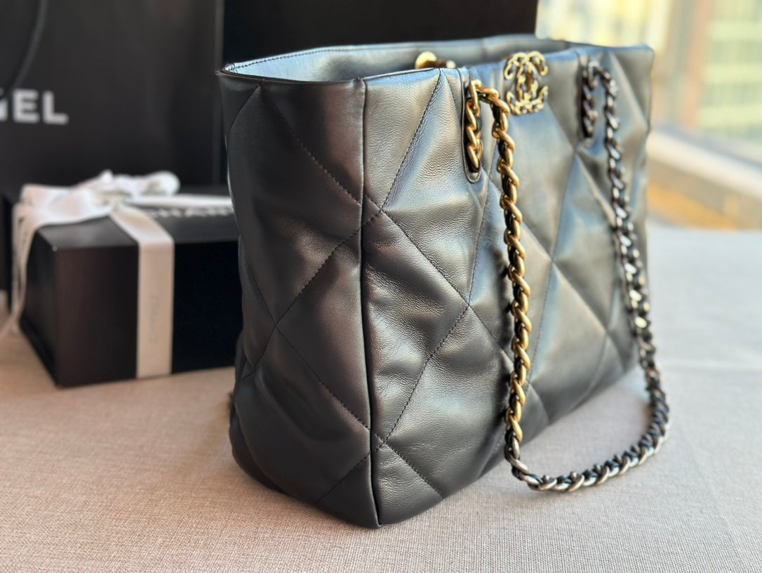BC-19 Shopping Bag 41 Black Lambskin 24 x 41 x 10 cm