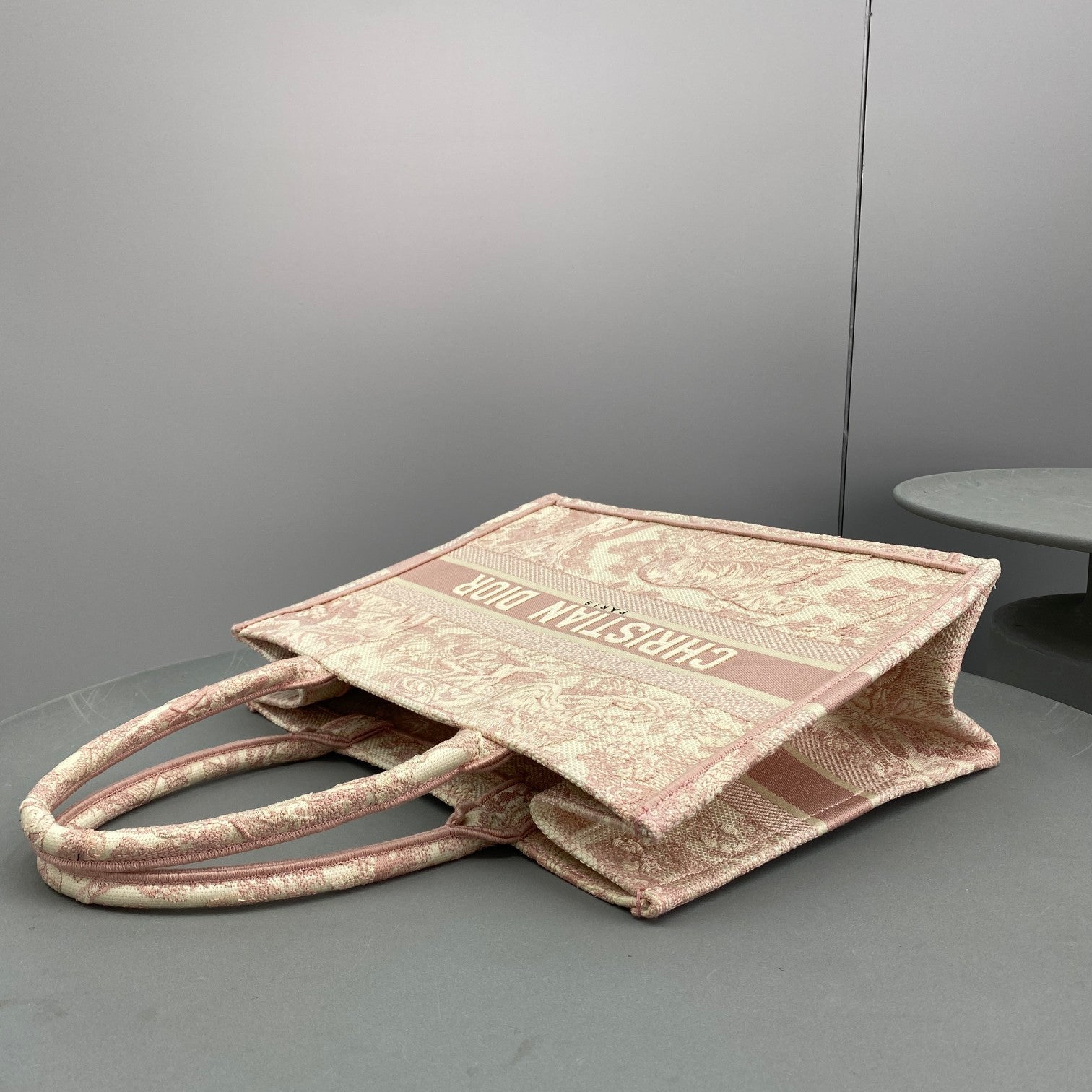 BD- Book Tote MediumPink Embroider - 36 x 27.5 x 16.5 cm