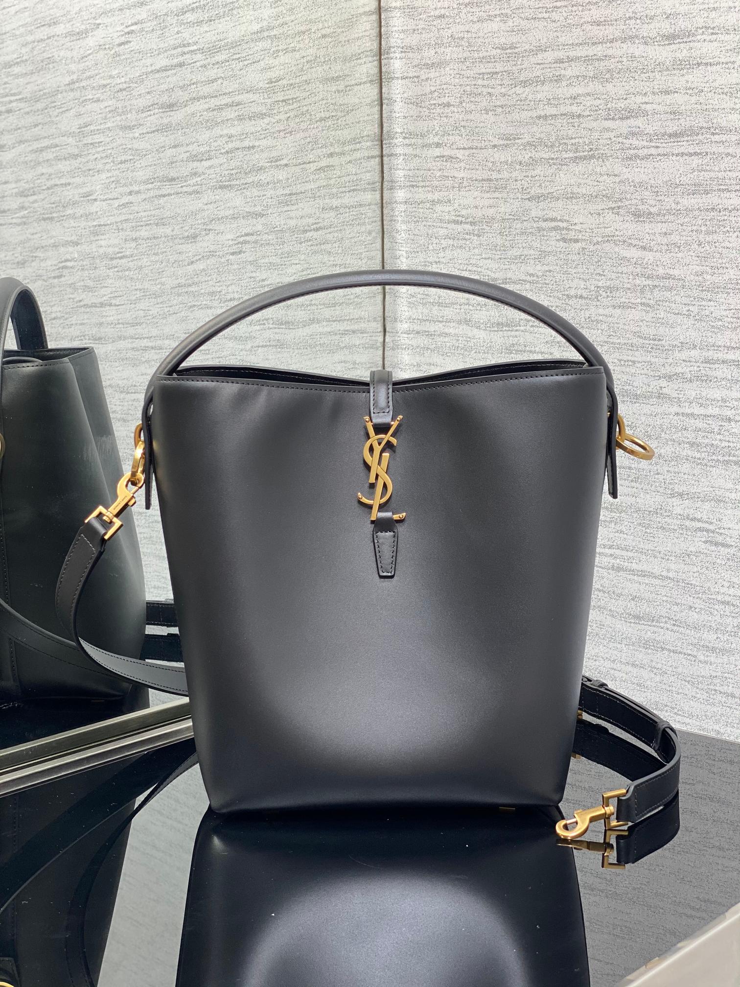 BY- Le 37 In Black Shiny Leather - 20 X 25 X 16 CM