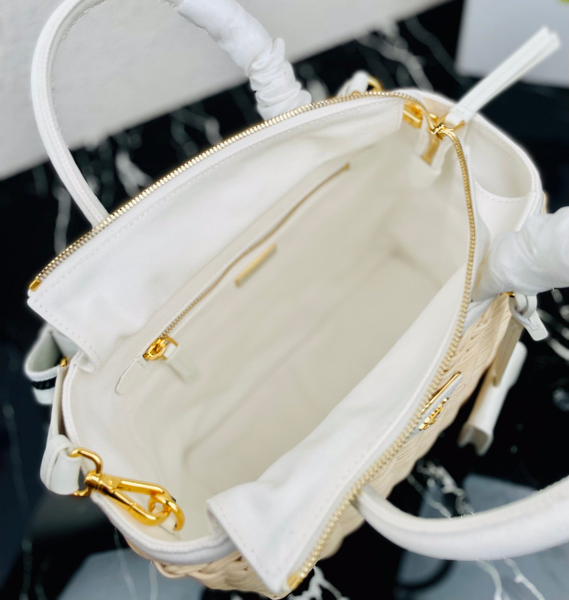 BP- Bucket Handle Bag 1BG835 02