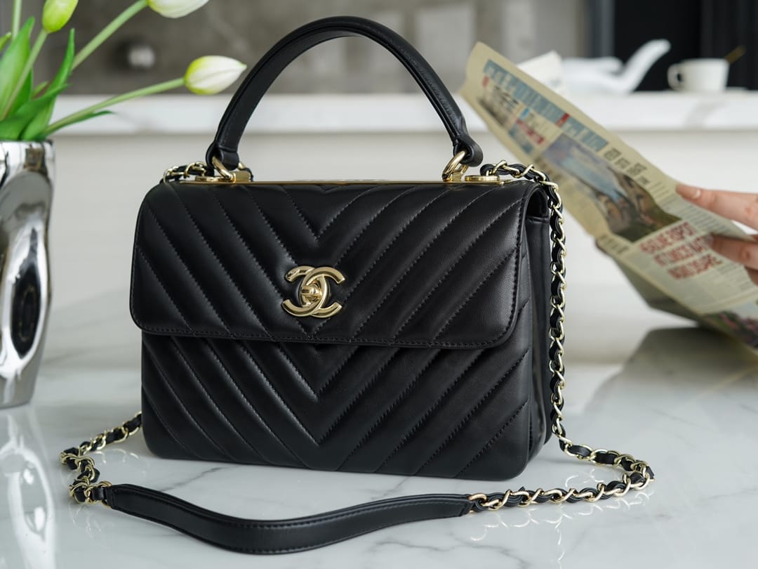 BC- Trendy CC25 Pre-Owned medium Chevron Trendy handbag  25cm