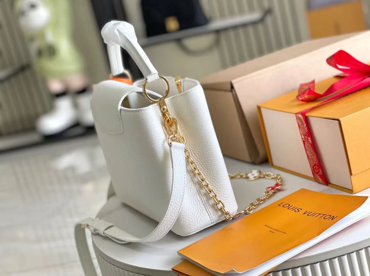 BL- Advanced MM White Flower Strap - 31.5 x 20 x 11 cm
